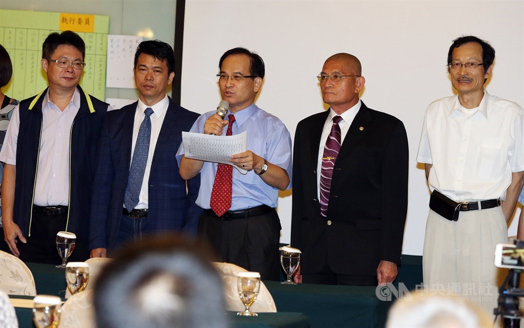 台灣維新黨24日下午正式成立,並由黨員直選選出前台南縣長蘇煥智(中)擔任首屆召集人,立委洪慈庸的舅舅胡世和(左)則當選黨執行委員會委員。中央社記者郭日曉攝 108年8月24日