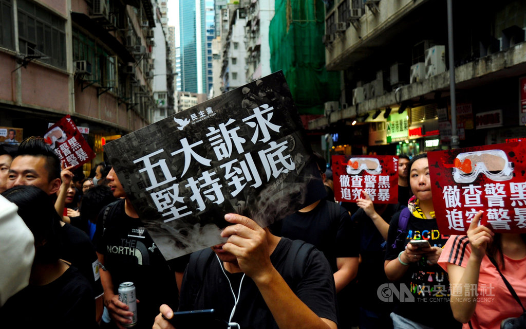 「港漂」Kris表示,多數港漂在中港矛盾下,對香港社會保持距離、戒心。而在中國官方的愛國主義宣傳下,很容易將爭取自由民主的運動都視為「港獨」。圖為18日維多利亞公園集會時,民眾高舉訴求標語。(資料照片)中央社記者沈朋達香港攝 108年8月24日