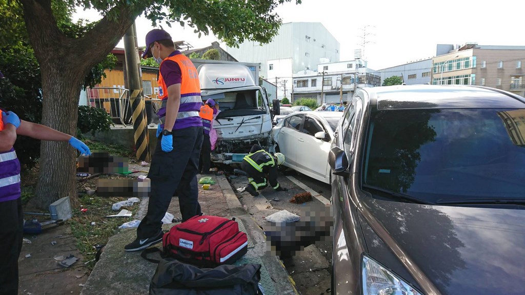 桃園市蘆竹區24日清晨發生小貨車失速追撞路邊小客車意外,波及打掃的多名環保志工,造成3死、4輕重傷。(桃園市消防局提供)中央社記者邱俊欽桃園傳真 108年8月24日