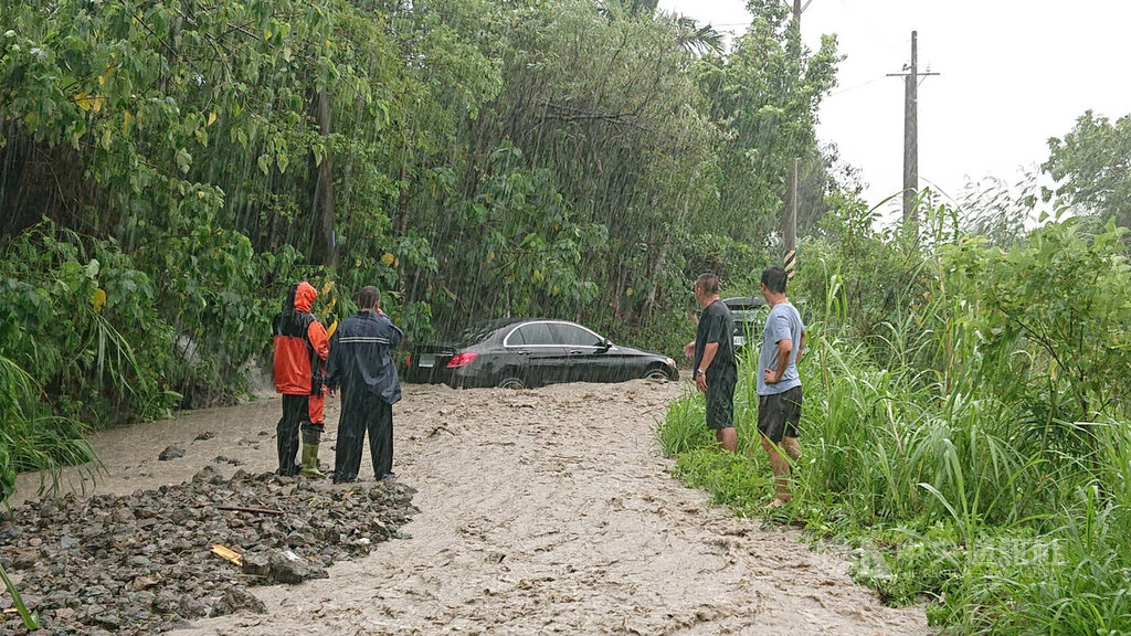輕颱白鹿來襲,24日上午有14名遊客冒雨前往花蓮富里鄉六十石山賞金針花,下山遇路面積水不敢前行,消防人員派20名人力上山救援脫困。(花蓮縣消防局提供)中央社記者張祈傳真 108年8月24日