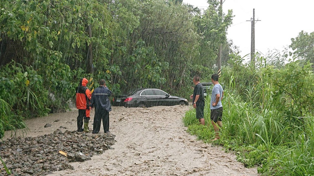 輕颱白鹿來襲,24日上午有14名遊客冒雨前往花蓮富里鄉六十石山賞金針花,下山遇路面積水不敢前行,消防人員派20名人力上山救援脫困。(花蓮縣消防局提供)中央社記者張祈傳真 108年8月24日