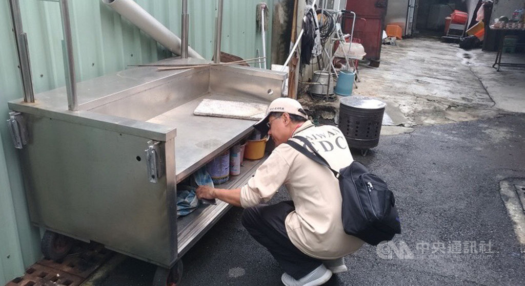 疾管署24日宣布新增1例本土登革熱病例,個案是家住台南市東區的30多歲男性,研判為家庭群聚事件。圖為防疫人員於台南市東區大同里查核病媒孳生源。(疾管署提供)中央社記者張茗喧傳真 108年8月24日