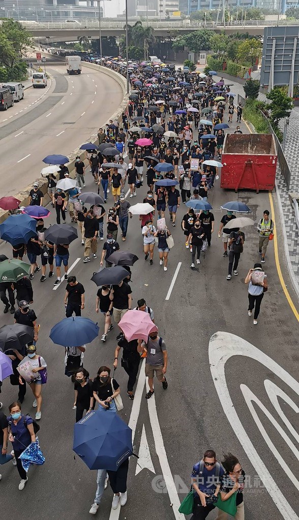 香港24日下午又有反對修訂逃犯條例遊行,地點在九龍觀塘,目的是要求港府回應反送中運動的5大訴求,包括撤回相關修訂草案。中央社記者張謙香港攝 108年8月24日