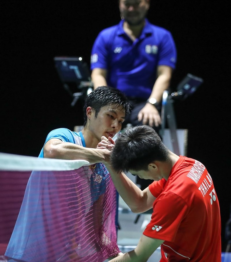 台灣羽球一哥周天成(前左)23日在世界羽球錦標賽8強,決勝局遭對手10比1攻勢打壞勝利行情,最終止步8強。(圖取自facebook.com/bwfbadminton)