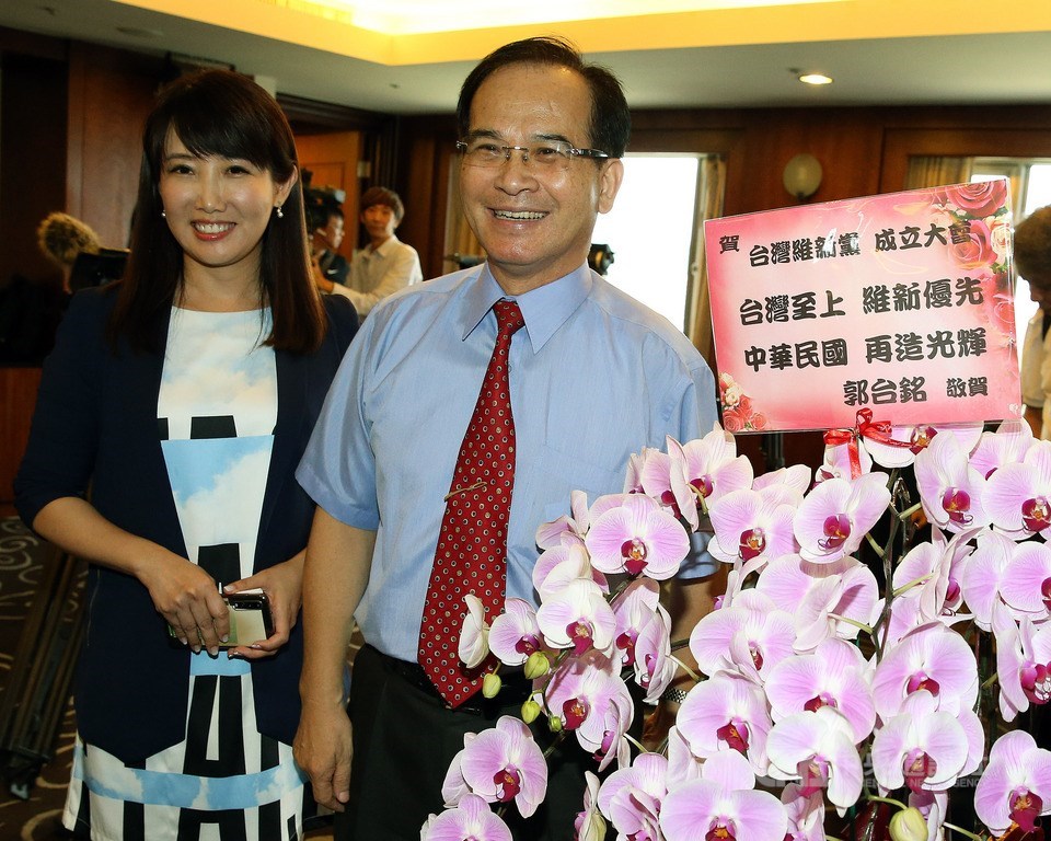 台灣維新黨24日下午在台北舉行成立大會,鴻海創辦人郭台銘送上花籃致意,還特別提到「台灣至上,維新優先;中華民國,再造光輝」,並派幕僚、永齡基金會副執行長蔡沁瑜(左)與會。右為台灣維新黨首屆召集人蘇煥智。中央社記者郭日曉攝 108年8月24日