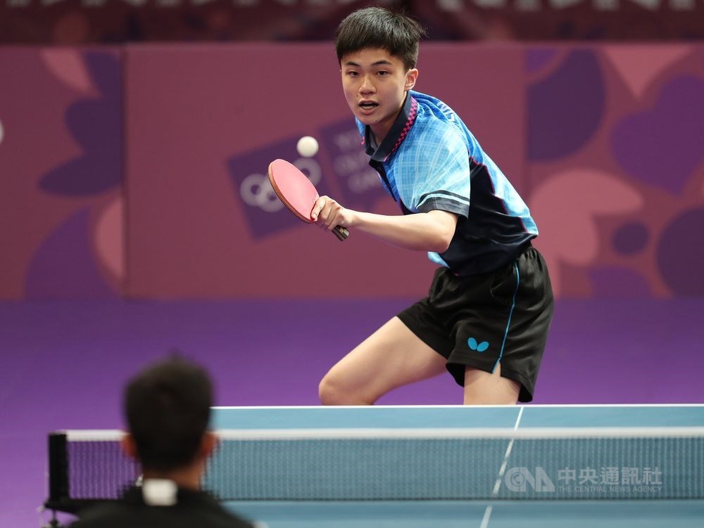 台灣年僅18歲的桌球小將林昀儒(後)以4比1擊敗2012倫敦奧運桌球銅牌名將、德國好手歐夫恰羅夫,奪下2019捷克桌球公開賽男單冠軍。(中央社檔案照片)