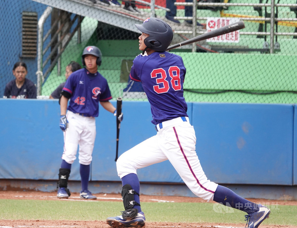 U18世界盃青棒賽中華培訓隊25日與美國代表隊進行交流賽第2戰,中華隊全場敲出6支安打,終場以3比6吞下交流賽2連敗。圖為中華隊打者岳政華。中央社記者謝靜雯台中攝 108年8月25日