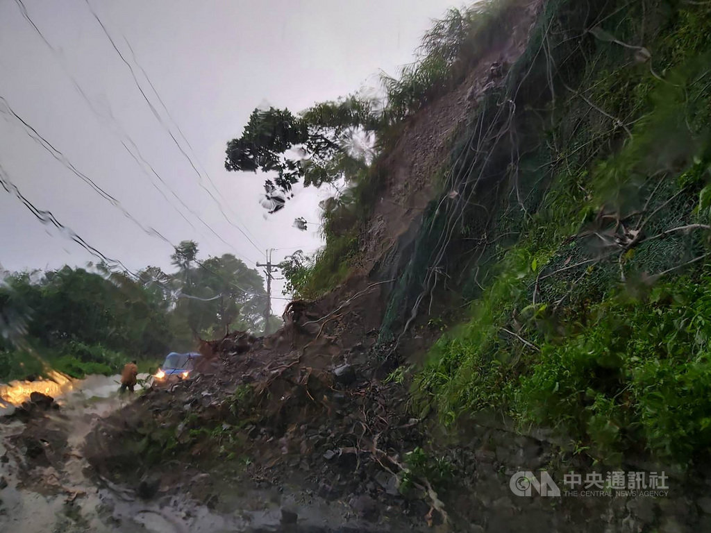 白鹿颱風遠離,但帶來的雨勢造成花蓮玉里赤科山多處坍方、落石及泥流,山上產業道路中斷,鎮公所派員清理搶通。(民眾提供)中央社記者李先鳳傳真 108年8月25日