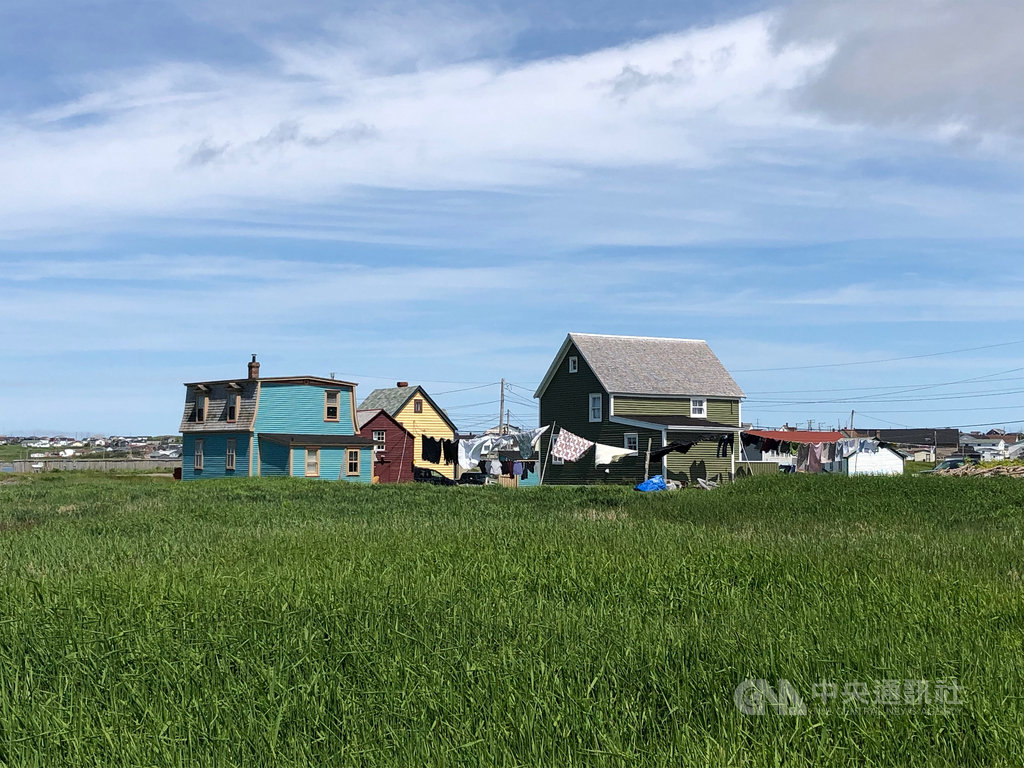 紐芬蘭最適宜旅行的季節是夏季。色彩斑爛的家家戶戶、曬衣繩上床單衣裳在陽光中隨風飄揚,看似漫不經心,卻在旅人心中留下絕美風景。中央社記者胡玉立紐芬蘭省攝 108年8月25日