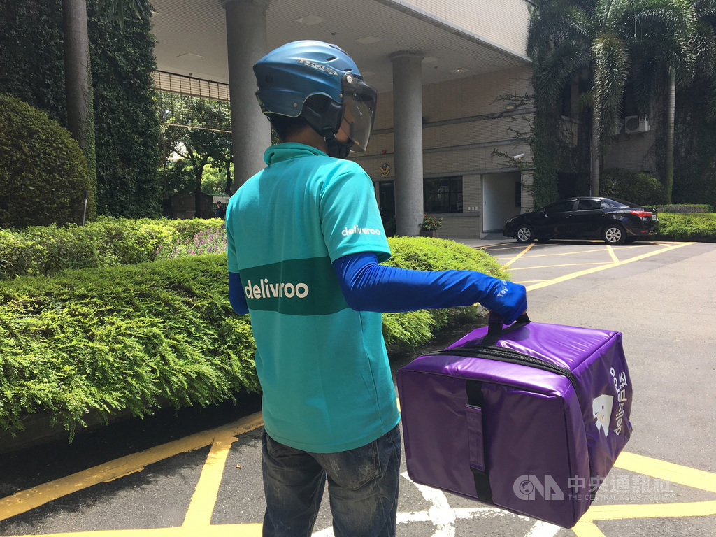 懶人經濟發威,路上經常可見騎著機車的外送員穿梭車陣送餐的身影。烈日下、大雨中,名店門口前,甚至連校門口都出現不少的外送員。中央社記者蔡芃敏攝 108年8月25日