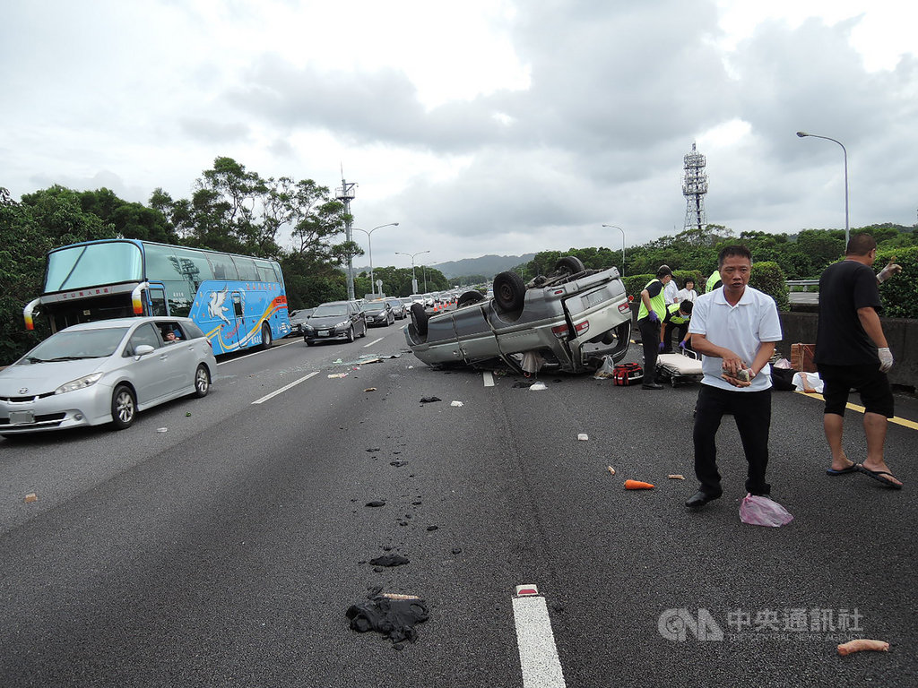 國道3號南下新竹縣竹林路段25日上午發生車輛翻覆事故,警消獲報前往搶救,其中一名75歲葉姓婦人傷勢較重,其餘7人輕傷,均已送醫救治。(翻攝畫面)中央社記者魯鋼駿傳真 108年8月25日