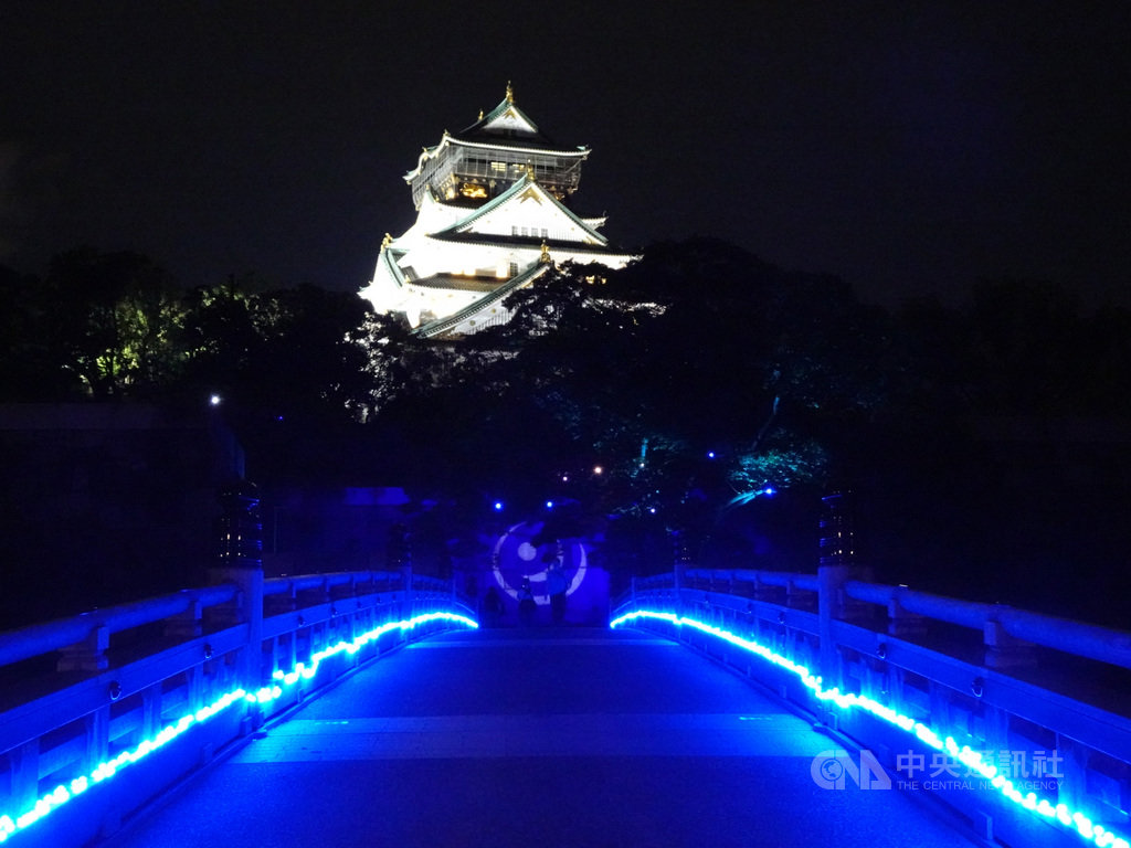 日本大阪城公園的夜間展,遊客掃描QR Code並拍照,臉像會出現在大阪城天守閣石牆。中央社記者楊明珠大阪攝 108年8月25日