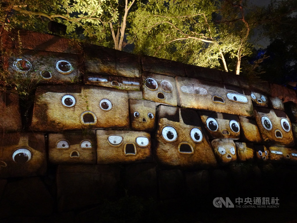 日本大阪城公園體驗型SAKUYA LUMINA展,遊客可感受到精靈系的迷幻感。中央社記者楊明珠大阪攝 108年8月25日