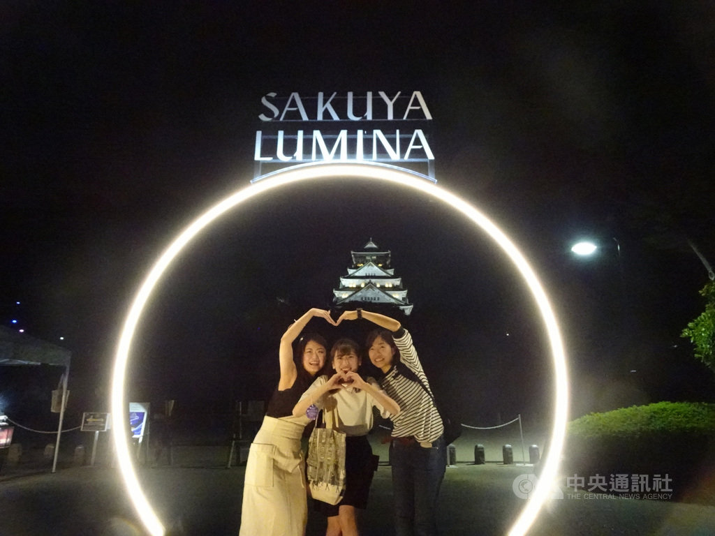日本大阪城與加拿大業者推出SAKUYA LUMINA展,活動僅開放夜間時段,遊客如入奇幻世界。中央社記者楊明珠大阪攝 108年8月25日