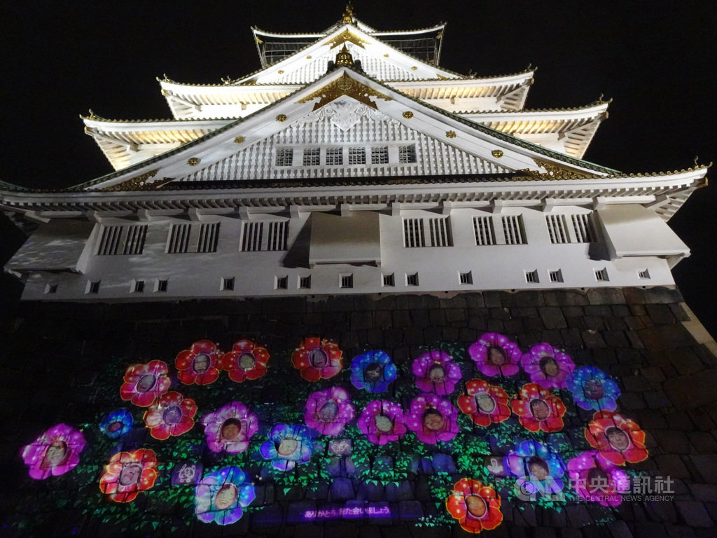 夜間觀光商機大,日本大阪城公園推出活動,遊客臉像登上大阪城天守閣石牆。中央社記者楊明珠大阪攝 108年8月25日