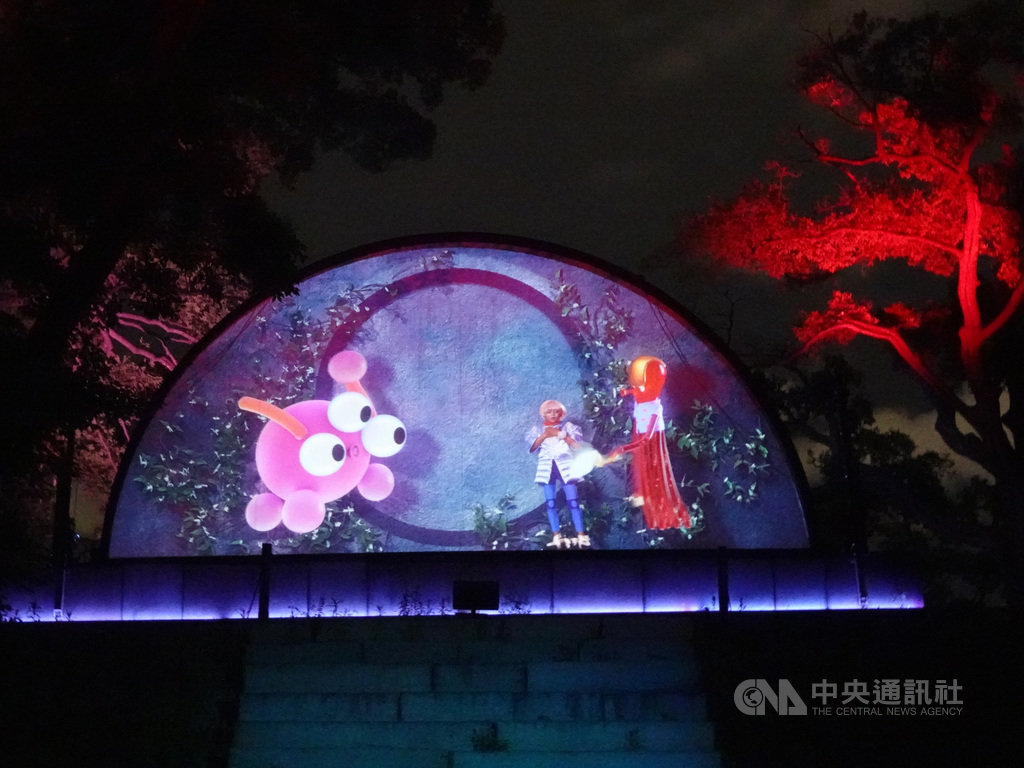 日本大阪城公園的體驗型SAKUYA LUMINA展,遊客穿梭在施以光雕和數位科技的主題區,跟著故事所設定一位來自未來的虛擬少女AKIYO冒險。中央社記者楊明珠大阪攝 108年8月25日
