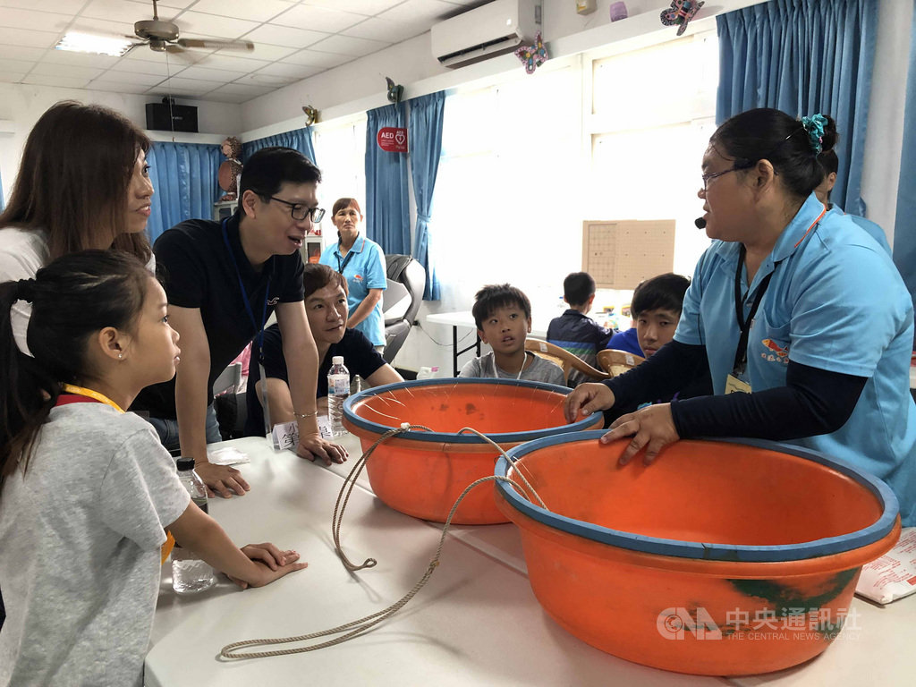 澎湖家扶中心在颱風天舉辦認養人相見會,受認養澎湖囝仔的爸媽帶領認養人走入社區,深度解說社區漁港、廟宇等,場面溫馨。中央社 108年8月25日
