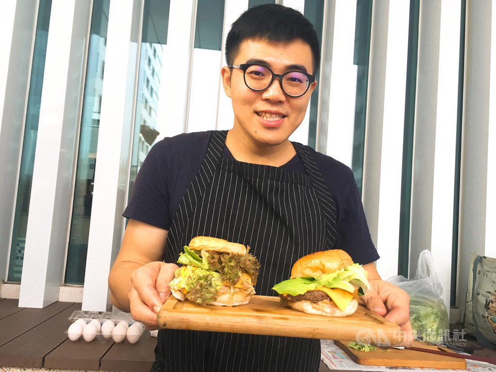 台南一間飯店25日邀請10間在地店家舉辦府城漢堡節,有參與店家將虱目魚化身為美式漢堡,呈現在地風味。中央社記者余曉涵攝 108年8月25日