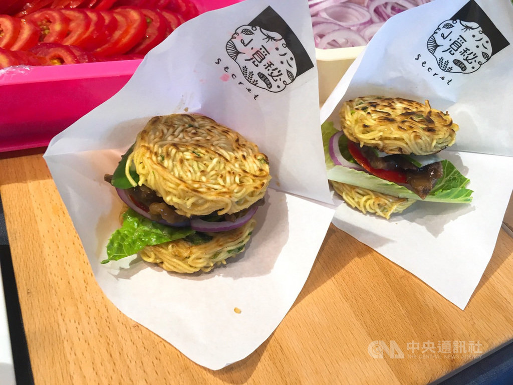 台南一間飯店邀請10家在地業者25日舉辦府城漢堡節,有參與業者將漢堡的麵皮用麵取代,希望讓饕客在吃漢堡時,也能有吃牛肉麵的感覺。中央社記者余曉涵攝 108年8月25日
