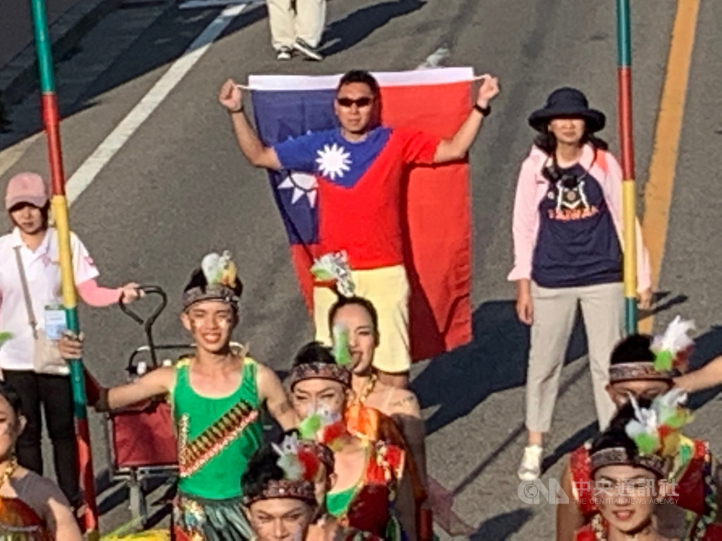 台中市新民高中師生組成的台灣代表團隊Time for Taiwan,應邀前往參加日本名古屋真中祭演出,有民眾揮舞中華民國國旗同歡。(觀光局提供)中央社記者余曉涵傳真 108年8月25日