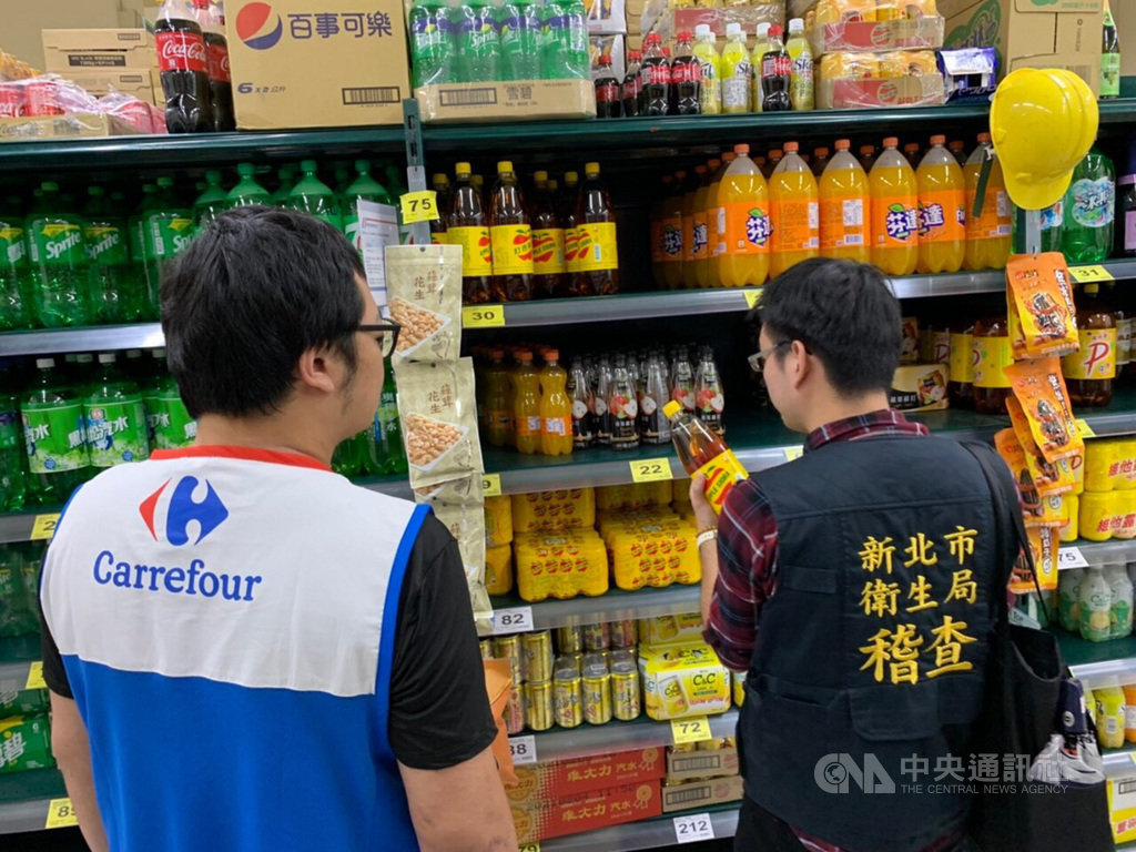 新北市衛生局要求大西洋飲料公司將疑有懸浮物的2000mL寶特瓶裝「蘋果西打」產品24日全下架。衛生局25日啟動市場流通稽查行動,後續若查獲未下架將開罰。(衛生局提供)中央社記者王鴻國傳真 108年8月25日