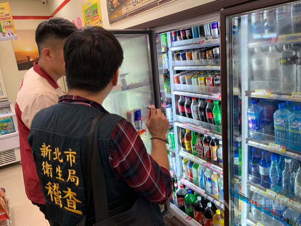 新北市衛生局要求大西洋飲料公司,將疑有懸浮物的2000mL寶特瓶裝「蘋果西打」產品24日全下架。衛生局25日啟動市場流通稽查行動,經稽查,各賣場均全面下架。(衛生局提供)中央社記者王鴻國傳真 108年8月25日
