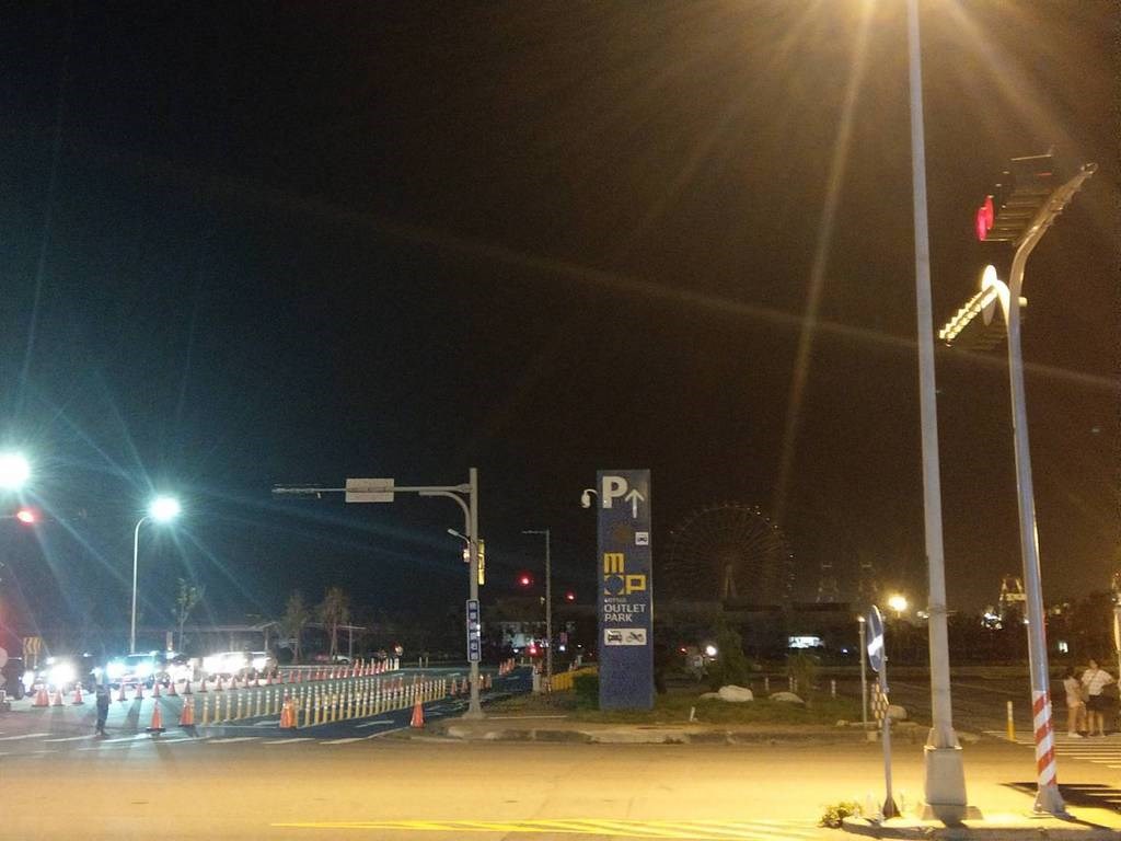 台中三井Outlet 25日晚間發生停電事件,除了賣場,包含停車場、商圈及摩天輪一片漆黑,經台電緊急搶修,已全數復電。(民眾提供)中央社記者蘇木春傳真 108年8月25日