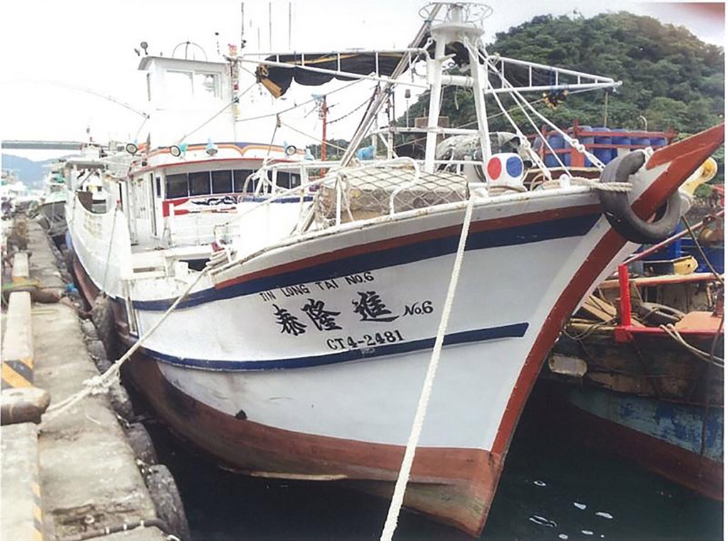 蘇澳籍漁船「進隆泰6號」18日在太平洋公海失聯,漁業署25日表示,經台灣籍4艘友船近距離觀察,發現蘇澳籍鮪釣漁船「進隆泰6號」殘骸僅剩船艉,疑似遭碰撞。(檔案照片/漁業署提供)
