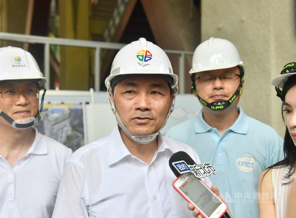 新北市長侯友宜(左2)25日視察新店區行政生活園區公辦都更案工程進度,肯定園區整合各行政機關後更便民,並當場指示評估在三重、新莊、土城、永和等區設立行政園區可行性。中央社記者王鴻國攝 108年8月25日
