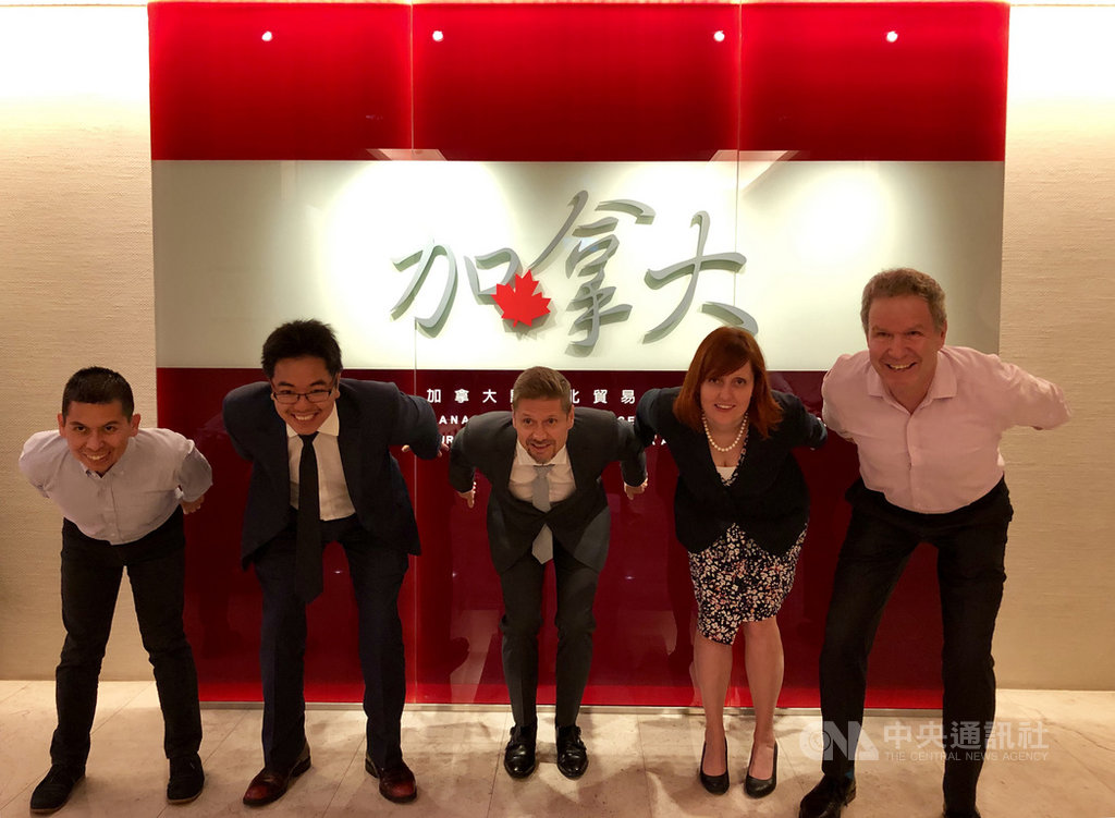 泳渡日月潭活動9月1日登場,加拿大駐台辦事處今年首度組團參與,包括加國駐台代表芮喬丹(中)、加國駐台官員馬孟凱(右1)等人。中央社記者侯姿瑩攝 108年8月25日