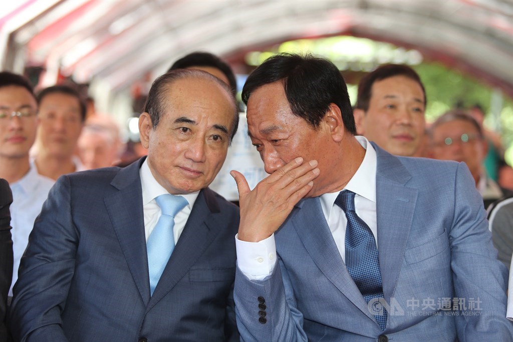 前立法院長王金平(前左)、鴻海創辦人郭台銘(前右)與台北市長柯文哲結盟參選2020總統大選的傳言不斷,國民黨內出現要求黨中央檢討郭、王的聲音。(中央社檔案照片)