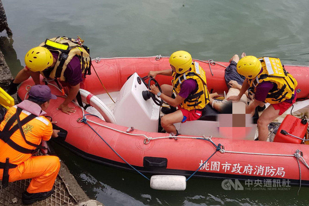 桃園市永安漁港25日有民眾落海,海巡署北部分署第八岸巡隊隊員趕抵現場,立即由消防人員駕駛救生艇搜索,落海男子被救起時已無呼吸心跳,送醫急救仍宣告不治。(海巡署北部分署第八岸巡隊提供)中央社記者吳睿騏桃園傳真 108年8月25日