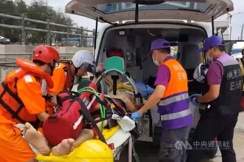 桃園市永安漁港25日有民眾落海,海巡署北部分署第八岸巡隊隊員趕抵現場救援,落海男子被救起時已無呼吸心跳,送醫仍宣告不治,事故原因有待警方調查。(海巡署北部分署第八岸巡隊提供)中央社記者吳睿騏桃園傳真 108年8月25日