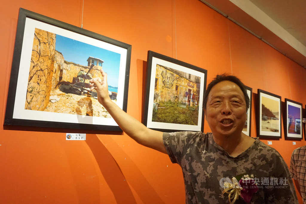 「戰地.讚地」攝影聯展正在金門縣文化局展出,金門縣攝影學會理事長許進西(圖)介紹會員陳宗新拍攝的作品「故壘」,攝自號稱全金門光害最小的地方E67據點。中央社記者黃慧敏攝 108年8月25日