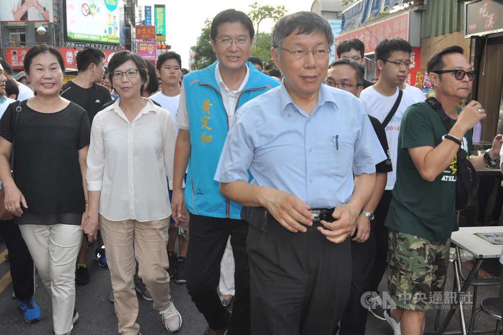 台北市長柯文哲(前)25日前往宜蘭羅東逛夜市,由國民黨籍宜蘭縣議員黃定和(後左3)陪同,兩人互動受矚目。中央社記者沈如峰宜蘭縣攝 108年8月25日