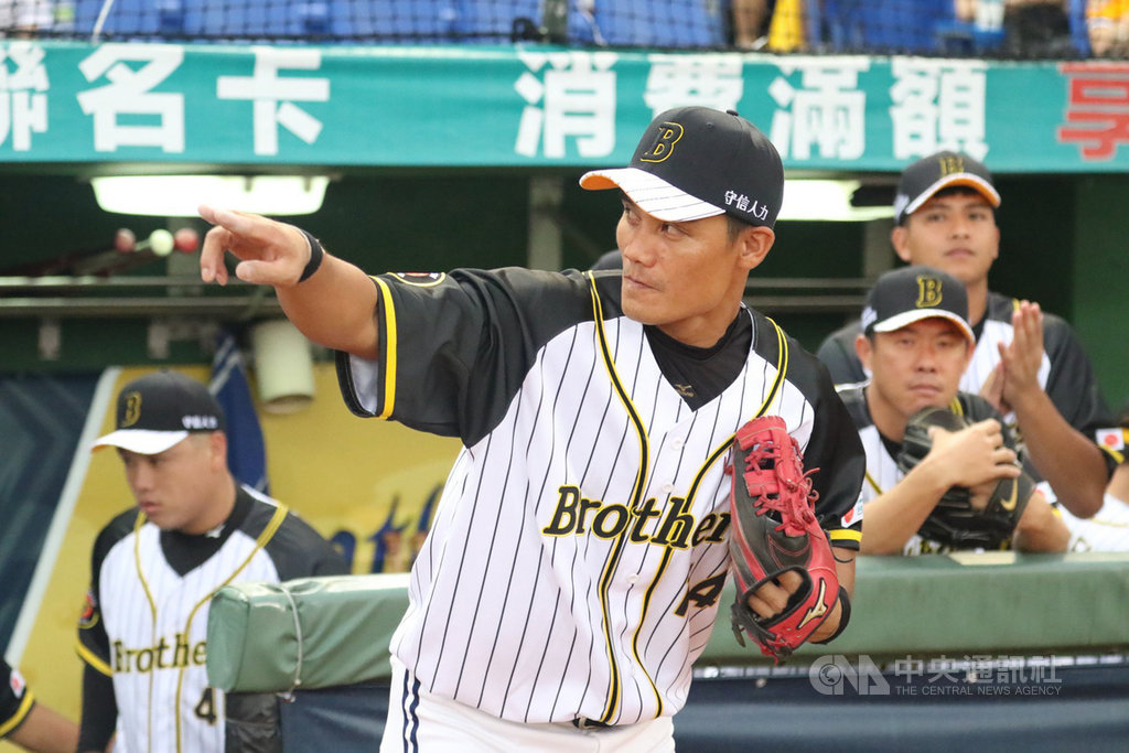 中職中信兄弟隊25日與Lamigo桃猿隊交手,兄弟隊王勝偉(前)7局開轟,個人本季第10轟出爐,想要改寫生涯單季全壘打紀錄機會不小,王勝偉表示,只要身體健康、按部就班就有機會。(中信兄弟隊提供)中央社記者謝靜雯傳真 108年8月25日
