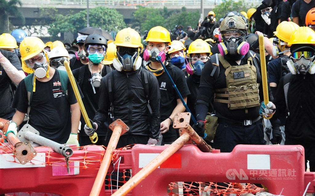 香港反送中示威者24日到觀塘遊行。下午4時左右,有示威者包圍牛頭角警署,並在路障後全副武裝,與警方對峙。中央社記者沈朋達香港攝 108年8月25日