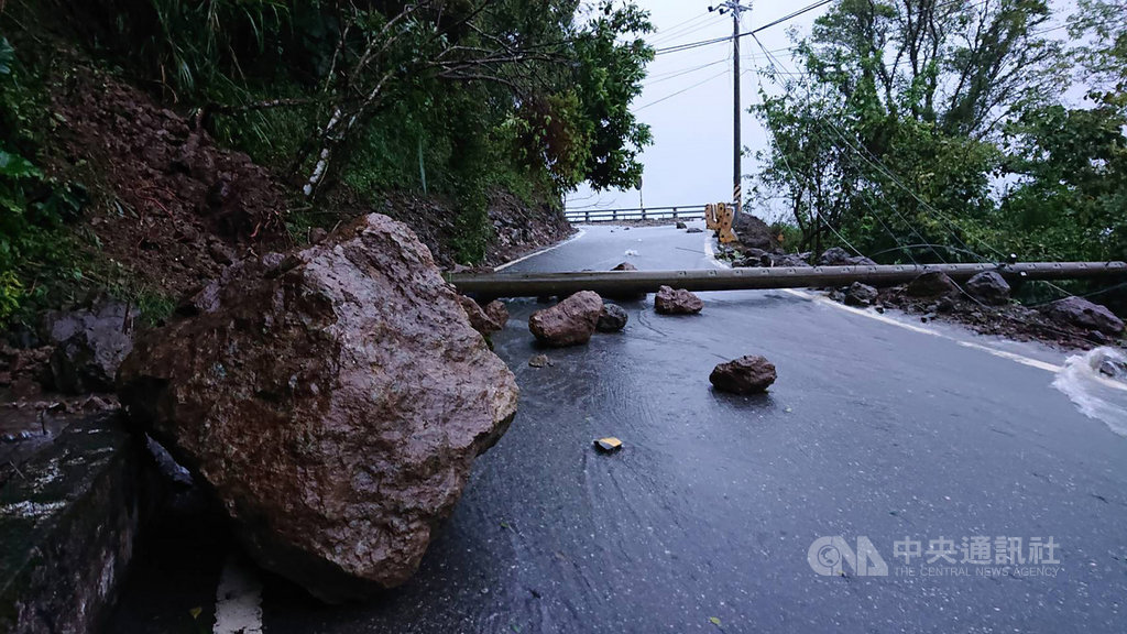 颱風白鹿帶來的雨勢在花蓮富里降下600多毫米雨量,造成六十石山路阻斷。富里鄉公所25日清晨前往初勘,發現路崩、落石、泥流、電桿倒塌。(富里鄉公所提供)中央社記者李先鳳傳真 108年8月25日