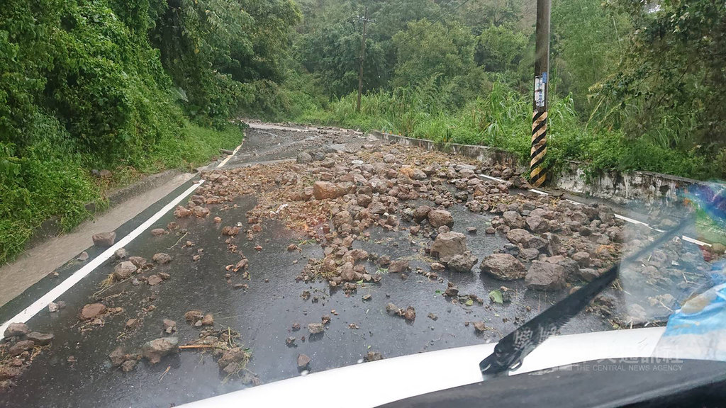 白鹿颱風帶來的雨勢在花蓮富里降下600多毫米雨量,造成六十石山路阻斷。富里鄉公所表示,25日一早已派機具人員先行清除,希望儘快搶通。(富里鄉公所提供)中央社記者李先鳳傳真 108年8月25日