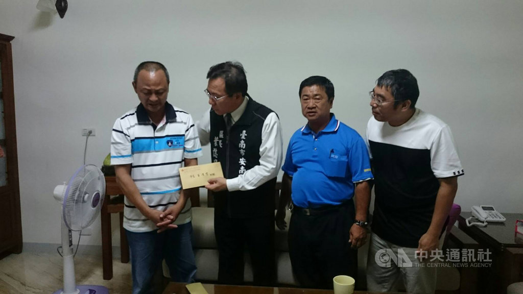 台南一名男機車騎士24日深夜途經安南區時疑樹倒摔車,遭樹枝刺穿胸部死亡,成為颱風白鹿過境的唯一死者,市府25日派員慰問死者家屬。(台南市政府提供)中央社記者張榮祥台南傳真 108年8月25日