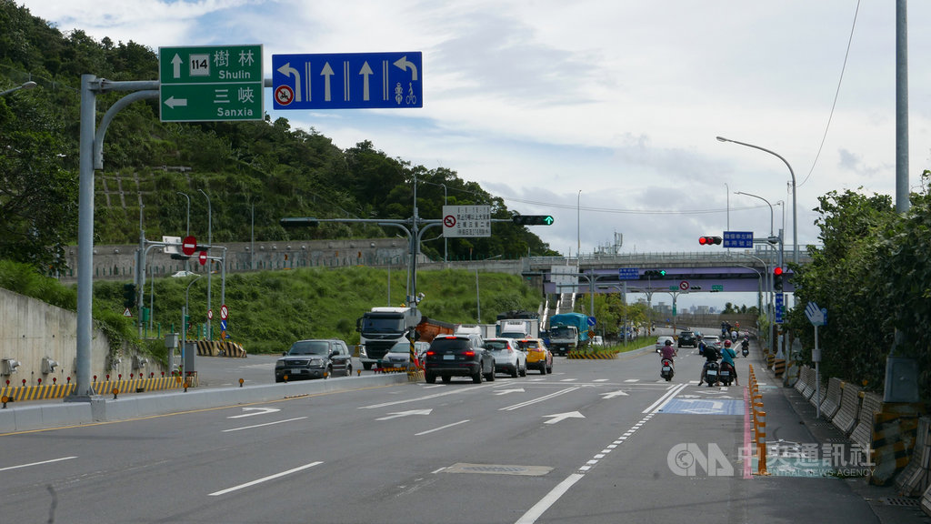 新北市政府交通局為改善機慢車待轉車輛停等安全,利用車道配置調整,在外側車道增設機慢車左轉專用車道,並配合設置預告標誌及藍色彩色鋪面,引導用路人可提前各行其道。圖為調整後鶯歌三鶯二橋與中正一路口車道配置。(新北市交通局提供) 中央社記者葉臻傳真 108年8月25日