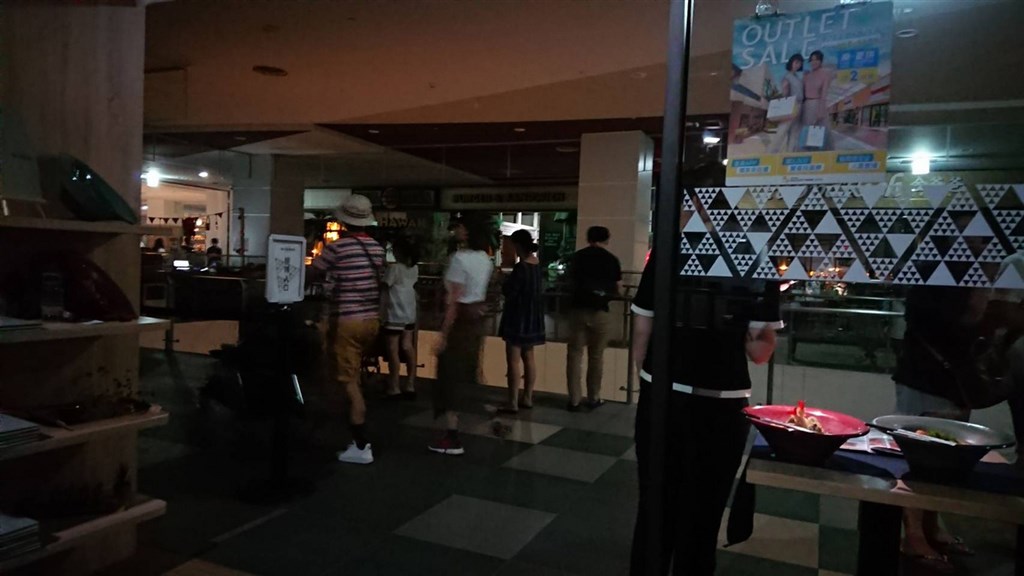 台中三井Outlet 25日晚間發生停電事件,賣場裡一片漆黑,不少民眾摸黑逛街。(民眾提供)中央社記者蘇木春傳真 108年8月25日