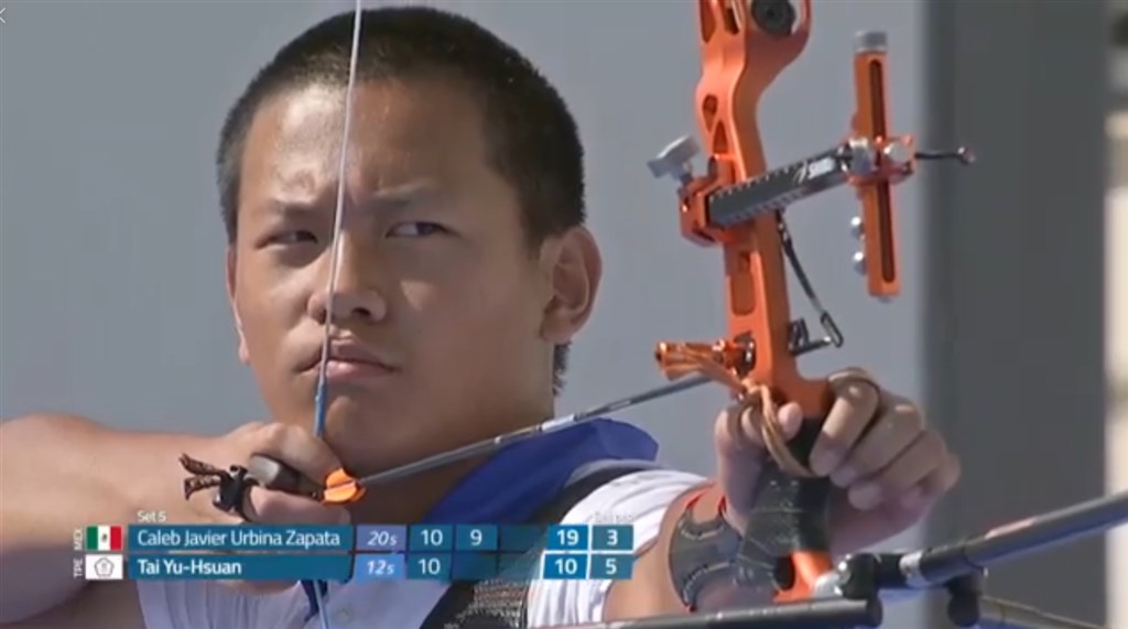 明德高中二年級小將戴宇軒(圖)25日以7比3逆轉射下墨西哥選手沙帕塔,拿下2019世界青年暨青少年射箭錦標賽反曲弓男子個人對抗賽金牌。(圖取自facebook.com/WorldArchery)