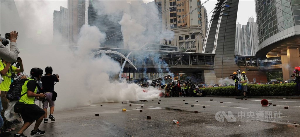 香港「反送中」支持者今天發起荃葵青遊行,數千名支持者冒雨參加。但下午3時30分過後,有示威者走上馬路與警方對峙,其中有人扔擲汽油彈。警方則以催淚彈還擊。中央社記者張謙香港攝 108年8月25日