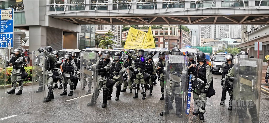 香港「反送中」支持者25日在新界荃灣舉辦荃葵青遊行,部分示威者走上當地的楊屋道,導致道路被堵,與在場戒備的警員對峙。警方則要求示威者立即離開。中央社記者張謙香港攝 108年8月25日