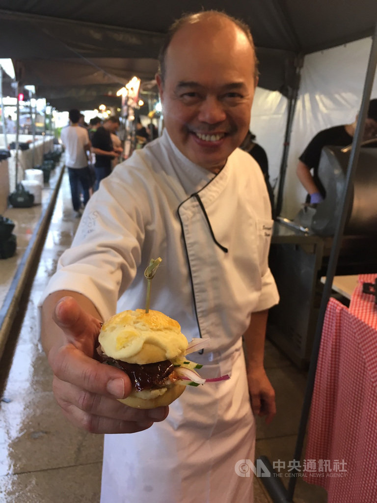 台南一間飯店25日邀請10間在地店家舉辦府城漢堡節,飯店業者推出3款特製漢堡,令人耳目一新。中央社記者余曉涵攝 108年8月25日