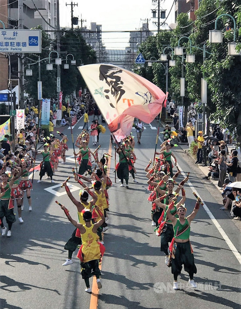 台中市新民高中師生組成的台灣代表團隊Time for Taiwan應邀參加日本名古屋真中祭演出,踩街遊行時,以「竹節」手打節奏結合多元舞蹈風格,展現台灣熱情及活力。(觀光局提供)中央社記者余曉涵傳真 108年8月25日