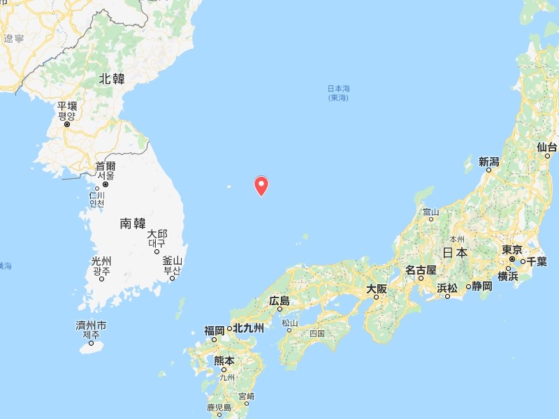 獨島(圖紅點處)位於東海(日本稱日本海),由東、西兩個島嶼和37塊岩礁組成。(圖取自Google地圖網頁google.com/maps)