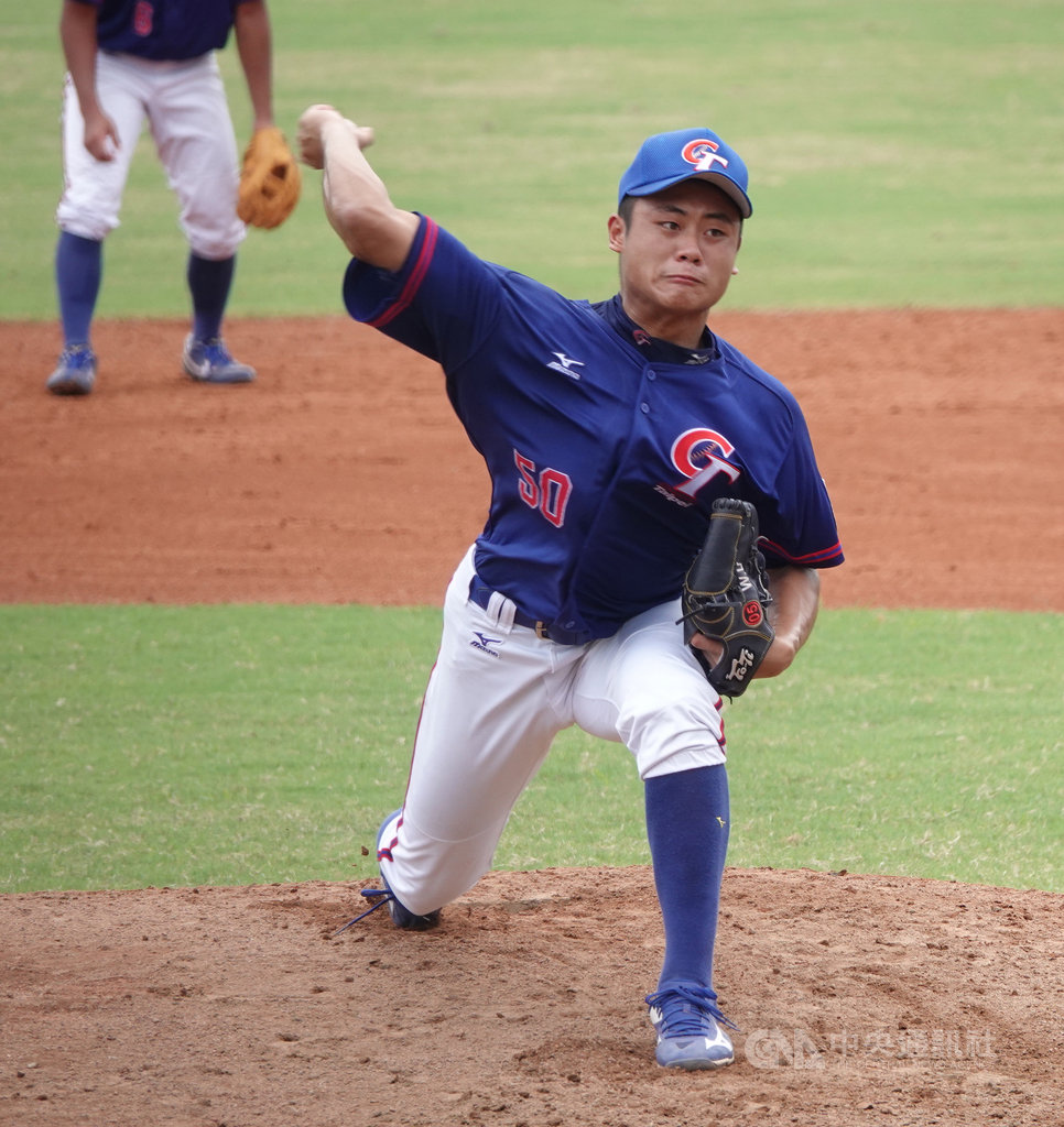 U18世界盃青棒賽,中華培訓隊設定3名球員「投打二刀」出賽,林吳晉瑋(圖)表示,國中二年級開始,除了打擊之外也會以投手身分出賽,此次集訓有點想太多,但近期打擊狀況已經慢慢調整好,對於投球也有自信。中央社記者謝靜雯攝 108年8月25日