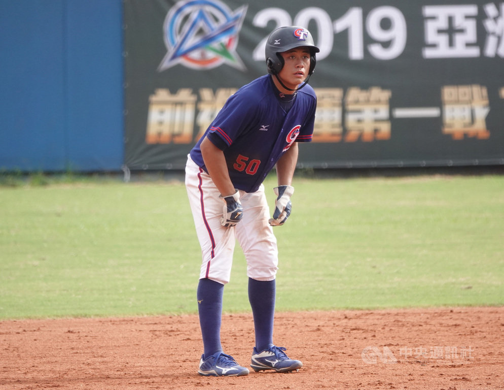 U18世界盃青棒賽中華培訓隊25日與美國代表隊進行交流賽第2戰,中華隊林吳晉瑋(圖)投打有表現,中繼2局失2分,8局打擊展現速球掌握力,敲出安打、跑回球隊第3分。中央社記者謝靜雯台中攝 108年8月25日